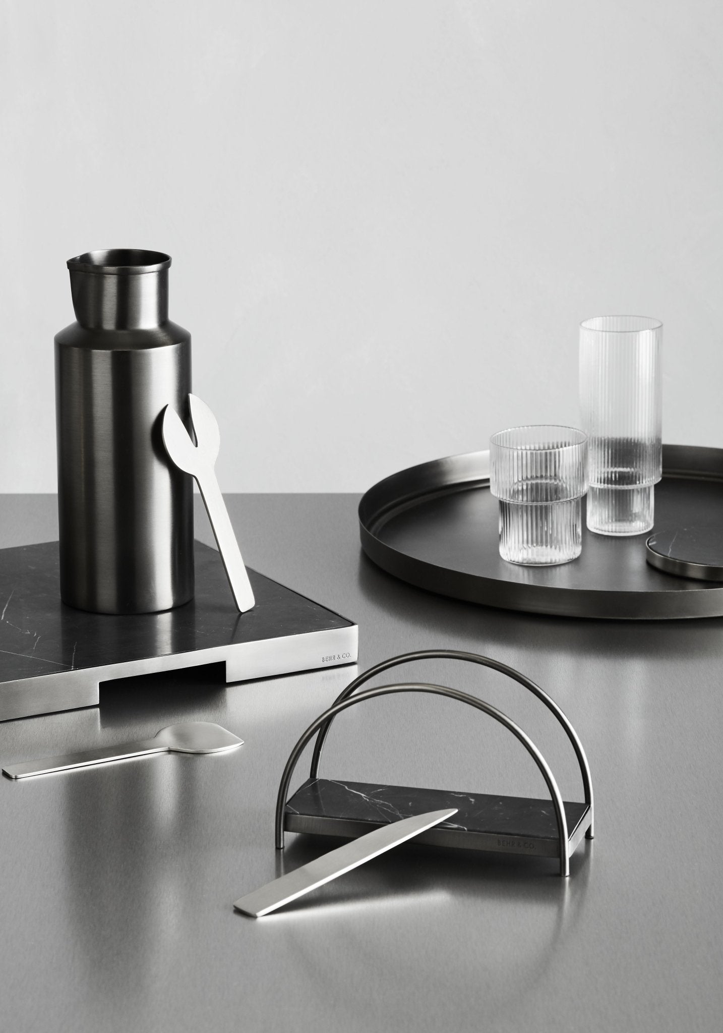 GEO ROUND TRAY | Matt Black - Shop premium Home Decor for modern interiors - premium homewares - luxury home decor online
